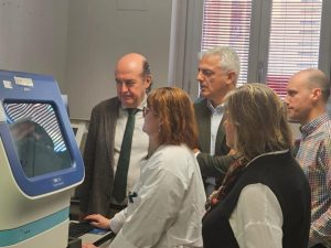 Los directores generales Ramón Boria y Joaquín Velilla conocen como funcionan estos equipos de secuenciación genética de alta tecnología.