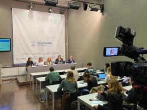 La consejera de Empleo, Ciencia y Universidades, Claudia Pérez Fornié, junto a la rectora de la Universidad de Zaragoza, Rosa Bolea, en la presentación del nuevo curso de formación en Inteligencia Artificial en UNIZAR