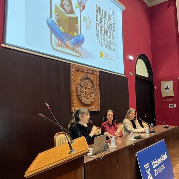 Mujeres que hacen ciencia del laboratorio a la pantalla