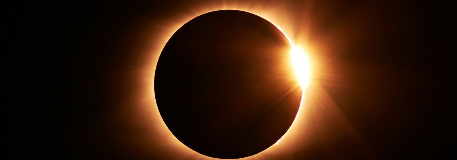 total solar eclipse diamond ring